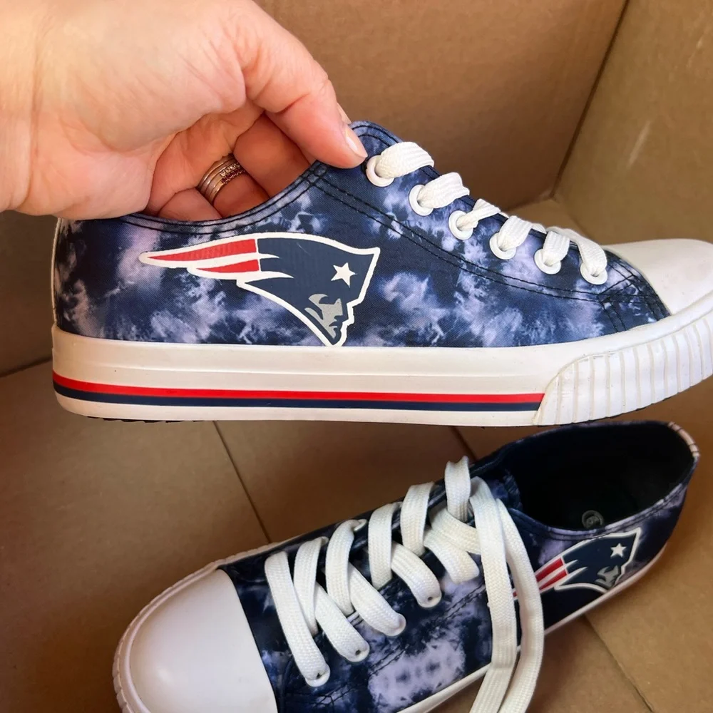 Size 9 Women’s New England Patriots Sneakers - Picture 3 of 6